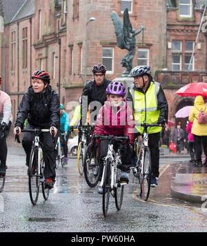 De Lockerbie, en Écosse, au Royaume-Uni. 13 octobre, 2018. Abbi Irving, 75 km de long de la jambe d'abord le cycle de Syracuse, sur le début d'un cycle run dans le centre-ville de Lockerbie. De Cycle de Syracuse est un cycle run de Lockerbie à l'Université de Syracuse à honorer les 35 étudiants de l'institution qui ont été tués en 1988 dans l'attentat de Lockerbie crédit : Allan Devlin/Alamy Live News Banque D'Images