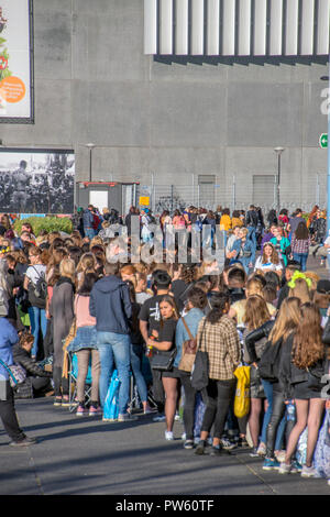 Amsterdam, Pays-Bas. 13 octobre, 2018. Attente en ligne pour le BTS Concert au Ziggo Dome Amsterdam The Netherlands 2018 Crédit : Robert vant Hoenderdaal/Alamy Live News Banque D'Images