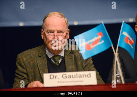 13 octobre 2018, le Brandebourg : le président fédéral et le président honoraire Alexander Gauland assis sur le podium lors de la conférence AfD partie du comité d'état dans le Brandebourg. Photo : Julian Stähle/dpa Banque D'Images