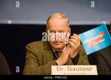 13 octobre 2018, le Brandebourg : le président fédéral et le président honoraire Alexander Gauland assis sur le podium lors de la conférence AfD partie du comité d'état dans le Brandebourg. Photo : Julian Stähle/dpa Banque D'Images