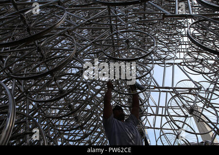 Sao Paulo, Brésil. 13 octobre 2018 - le bac (dans le parc d'Ibirapuera de SÃ£o Paulo) seront prises par la plus grande exposition solo de Chinois jamais réalisé, occupant un total de 8 000 mètres carrés, qui rassemble les installations controversées chinois, célèbre pour avoir critiqué le gouvernement dans son travail de son pays, que les graines de tournesol (2010), qui critique le chinois de la production de masse pour les pays de l'Ouest, de bicyclettes pour toujours (2014), qui empile plus de 1 200 bicyclettes pour symboliser la liberté de se déplacer. Credit : Dario Oliveira/ZUMA/Alamy Fil Live News Banque D'Images