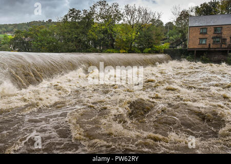 TREFOREST, Pontypridd, Pays de Galles - 13 octobre 2018 : turbulences de l'inondation sur la rivière Taff au barrage de Treforest, Nouvelle-Galles du Sud, montrant l'impact des fortes précipitations de verglas Callum. Les effectifs, qui se jette dans le canal de Bristol à Cardiff Bay, draine l'eau de la montagne Brecon Beacons et la Galles du sud des vallées. Credit : Ceri/Alamy Breeze Live News Banque D'Images