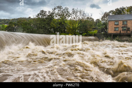 TREFOREST, Pontypridd, Pays de Galles - 13 octobre 2018 : turbulences de l'inondation sur la rivière Taff au barrage de Treforest, Nouvelle-Galles du Sud, montrant l'impact des fortes précipitations de verglas Callum. Les effectifs, qui se jette dans le canal de Bristol à Cardiff Bay, draine l'eau de la montagne Brecon Beacons et la Galles du sud des vallées. Vitesse d'obturation lente permet de transmettre le mouvement de l'eau : Ceri Crédit/Alamy Breeze Live News Banque D'Images