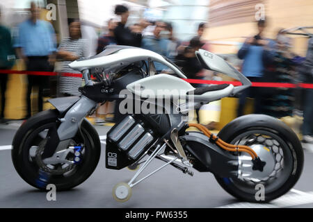 Tokyo, Japon - moto Yamaha Moteur du géant japonais témoigne de l'équilibre et l'auto-moto robot OTOROiD «' à Tokyo le samedi, Octobre 13, 2018. Instrument de musique japonais Yamaha Corporation géante et Yamaha moteur du fait d'une conception commune exposition 'Yamaha Design Exhibition 2018. 13 Oct, 2018. Tracks' du 12 octobre au 14 octobre. Credit : Yoshio Tsunoda/AFLO/Alamy Live News Banque D'Images