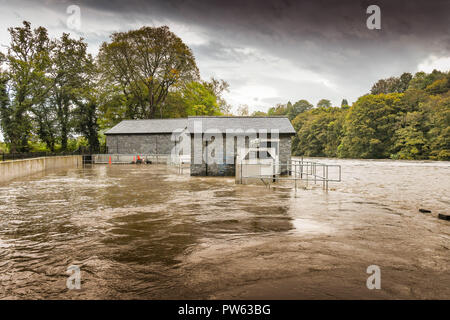 RADYR, près de Cardiff, Pays de Galles - 13 octobre 2018 : l'usine d'énergie hydroélectrique à Radyr près de Cardiff inondés par l'extrêmement élevé de l'eau sur la rivière Taff après la tempête Callum. Il a cessé de produire de l'électricité. Les effectifs, qui se jette dans le canal de Bristol à Cardiff Bay, draine l'eau de la montagne Brecon Beacons et la Galles du sud des vallées. Credit : Ceri/Alamy Breeze Live News Banque D'Images