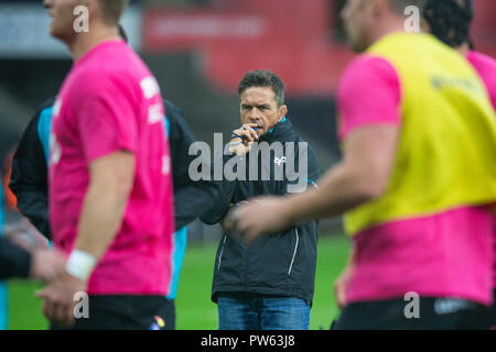 Allen Clarke, balbuzards entraîneur-chef, avant un match de Rugby Challenge Européen au Liberty Stadium, Swansea, Pays de Galles, Royaume-Uni. Banque D'Images