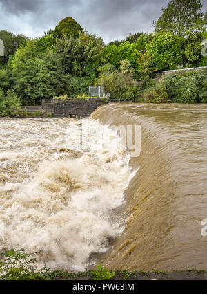 TREFOREST, Pontypridd, Pays de Galles - 13 octobre 2018 : turbulences de l'inondation sur la rivière Taff au barrage de Treforest, Nouvelle-Galles du Sud, montrant l'impact des fortes précipitations de verglas Callum. Les effectifs, qui se jette dans le canal de Bristol à Cardiff Bay, draine l'eau de la montagne Brecon Beacons et la Galles du sud des vallées. Credit : Ceri/Alamy Breeze Live News Banque D'Images