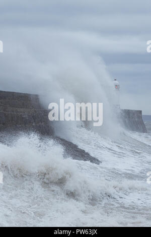 Porthcawl, dans le sud du Pays de Galles, Royaume-Uni. 13 octobre 2018. Météo France : de grandes vagues ont frappé les côtes ce matin, alors que le pays continue d'être battue par l'Orage Callum. Crédit : Andrew Bartlett/Alamy Live News. Banque D'Images