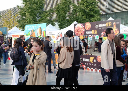 Beijing, Chine - octobre 13,2018 : les expatriés et les locaux bénéficiant de Beijing 2018 Festival Pizza au parc logiciel de Zhongguancun, Beijing, Chine. Cinquième Festival Pizza de Beijing le Oct 13-14 festival organisé par l'Beijinger - listes de diffusion mensuelle et de divertissement site web et magazine produit par de vrais médias publics à Pékin, en Chine. Banque D'Images