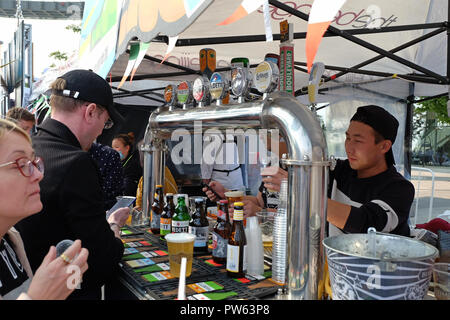 Beijing, Chine - octobre 13,2018 : les expatriés et les locaux bénéficiant de Beijing 2018 Festival Pizza au parc logiciel de Zhongguancun, Beijing, Chine. Cinquième Festival Pizza de Beijing le Oct 13-14 festival organisé par l'Beijinger - listes de diffusion mensuelle et de divertissement site web et magazine produit par de vrais médias publics à Pékin, en Chine. Banque D'Images