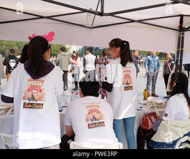 Beijing, Chine - octobre 13,2018 : les expatriés et les locaux bénéficiant de Beijing 2018 Festival Pizza au parc logiciel de Zhongguancun, Beijing, Chine. Cinquième Festival Pizza de Beijing le Oct 13-14 festival organisé par l'Beijinger - listes de diffusion mensuelle et de divertissement site web et magazine produit par de vrais médias publics à Pékin, en Chine. Banque D'Images