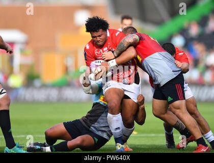 Londres, Royaume-Uni. 13 octobre 2018. Opeti Fonua d'Agen est abordé au cours du rugby européen Challenge Cup, ronde 1 Poule 5, entre les Harlequins et Agen au stade de Twickenham Stoop, le samedi 13 octobre 2018. Londres en Angleterre. (Usage éditorial uniquement, licence requise pour un usage commercial. Aucune utilisation de pari, de jeux ou d'un seul club/ligue/dvd publications.) Crédit : Taka Wu/Alamy Live News Banque D'Images