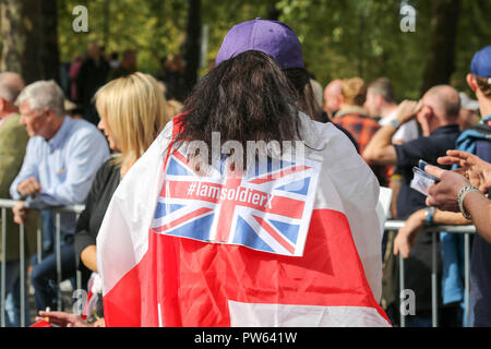 13 Oct, 2018. La Football Alliance Démocratique lads mars de Park Lane à Whitehall pour protester contre les crimes et la mise en place et le silence des médias. Le CDCPPS demander de s'opposer à toutes les formes de terrorisme et l'extrémisme et s'élever contre les gangs de toilettage partout dans le pays. Dans le même temps, une démonstration de l'unité est en cours de s'opposer à l'CDCPPS démonstration. Penelope Barritt/Alamy Live News Banque D'Images