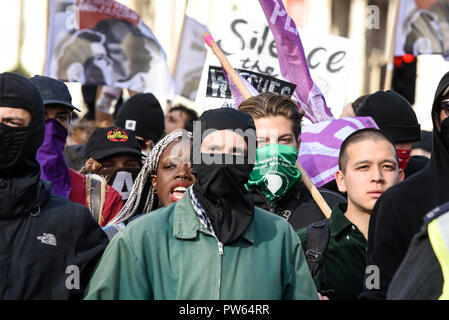 L'Alliance des lads de football démocratique DFLA s'est orientée vers le Parlement de Londres, en manifestation. Protestations rivales de groupes anti-fascistes. Antifa Banque D'Images