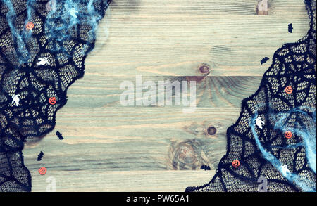 Fête de Halloween fond frontière. Spider web, noir dentelle araignée et les décorations comme les symboles de l'Halloween de sur le fond en bois Banque D'Images