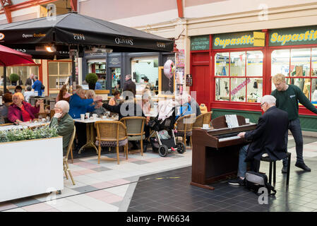 Un homme jouant du piano dans le marché Grainger, Newcastle upon Tyne, England, UK Banque D'Images