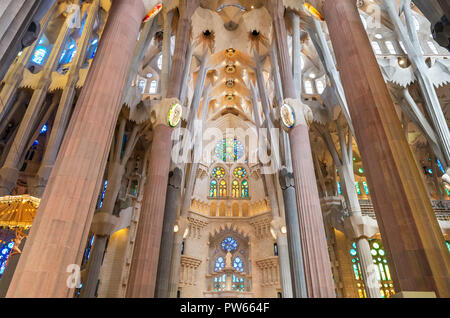 Barcelone, Sagrada Familia. Intérieur de la basilique de l'conçues Gaudi Sagrada Familia, Barcelone, Espagne Banque D'Images