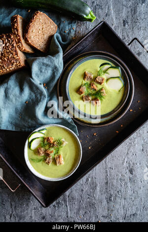 Soupe de courgette crémeuse avec des croûtons dans un bol Banque D'Images