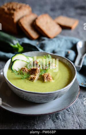 Soupe de courgette crémeuse avec des croûtons dans un bol Banque D'Images