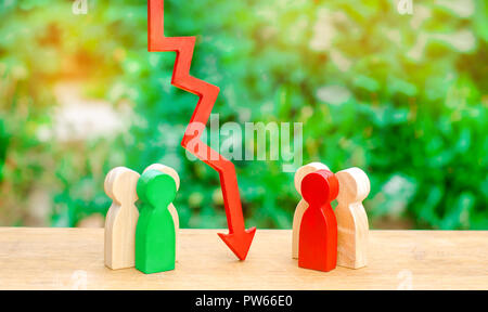 La flèche rouge sépare deux groupes d'opposition de personnes. Le concept d'une barrière entre les gens, une situation de conflit. Un accord entre les personnes. Compétition Banque D'Images