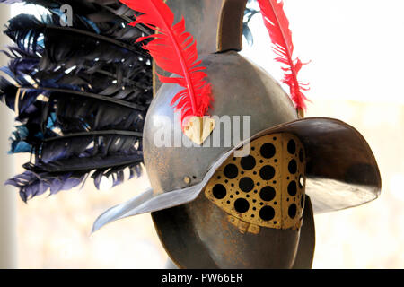 Casque de gladiateur romain, avec des plumes rouges et noires, comme portés par Gallus ou Murmillo gladiators Banque D'Images