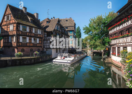 Vue de carte postale de la Petite France, un célèbre quartier historique de Strasbourg, France, traversée par l'Ill, utilisé pour des excursions en bateau autour de la ville. Banque D'Images