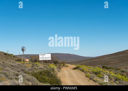 Un paysage, avec panneau de bienvenue, moulin et le barrage, sur la route R356 à Ceres dans la province occidentale du Cap. Banque D'Images