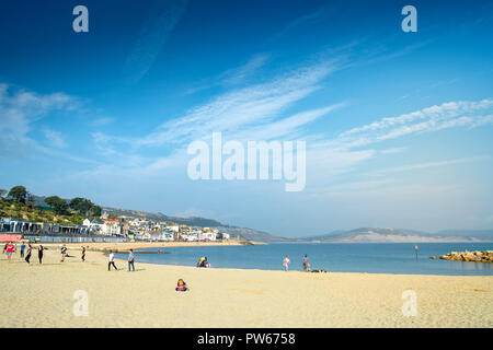 La plage de la ville côtière de Lyme Regis dans le Dorset. Banque D'Images