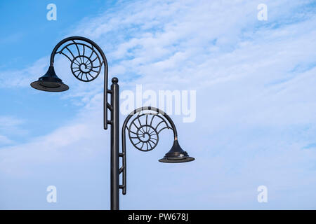 Lampadaires design d'ammonites dans la ville côtière de Lyme Regis sur la côte jurassique du Dorset. Banque D'Images