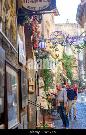 Ville d'Orvieto en Ombrie, avec des magasins locaux et des allées, Italie, Europe Banque D'Images