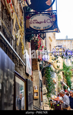 Ville d'Orvieto en Ombrie, avec des magasins locaux et des allées, Italie, Europe Banque D'Images