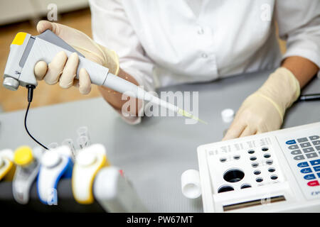 Assistant de laboratoire prend un échantillon de sang aux fins d'analyse, close-up Banque D'Images