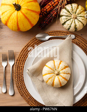 Table de fête de Thanksgiving Automne mise place d'objets de décoration intérieure avec des assiettes en porcelaine blanche vaisselle, couverts fourchette et cuillère, tissu en lin, serviette Banque D'Images