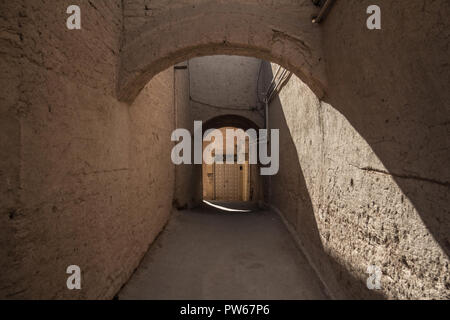 Rue typique de la vieille ville de Yazd, Iran, avec ses murs en argile typiques, anciennes portes de bâtiments et d'argile. Yazd est la principale ville du centre de l'Iran, un Banque D'Images