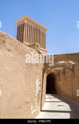 Windtower typique faite d'argile prises dans les rues de Yazd, Iran. Ces tours de refroidissement, destinées à des immeubles dans le désert, sont une icône de la Par Banque D'Images