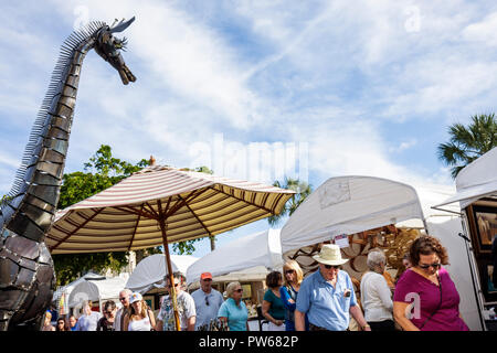 Fort ft. Lauderdale Florida,Las Olas Boulevard,Las Olas Art Fair,festival,Street Fair,événement communautaire,art artistique,tente,sculpture,métal,girafe,adulte a Banque D'Images