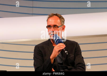 Francfort, Allemagne. 11Th Oct, 2018. L'auteur allemand Volker Kutscher parle à une conférence au Salon du livre de Francfort. La 70e Foire du livre de Francfort 2018 est le plus grand salon du livre avec plus de 7 000 exposants et plus de 250 000 visiteurs attendus. Il est ouvert du 10 au 14 octobre avec les deux derniers jours d'être ouvert au grand public. Crédit : Michael Debets/Pacific Press/Alamy Live News Banque D'Images