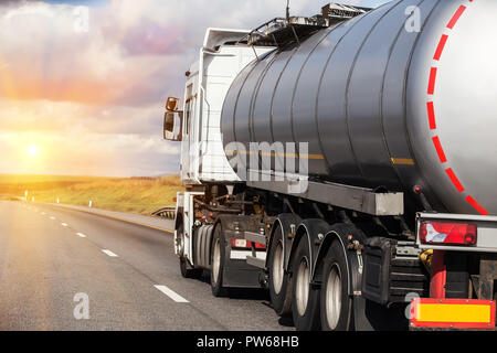 Grand réservoir à gaz va sur l'autoroute contre le ciel Banque D'Images