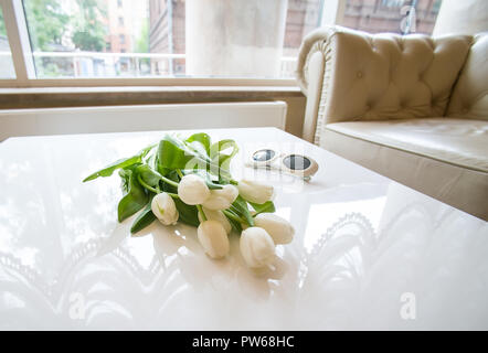 Tulipes blanches sur la table dans l'intérieur Banque D'Images