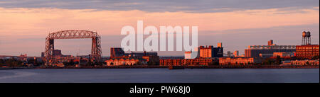 Vue sur le port de Duluth et l'antenne du pont. Banque D'Images