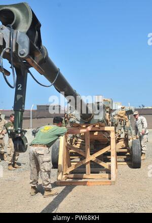 6 - CAMP LEMONNIER, Djibouti-marines avec Charlie Batterie, 1er Bataillon, 11e de marine (1/11) à partir de la classe de Harpers Ferry landing ship dock USS Pearl Harbor (LSD 52) regarder par dessus un affût de canon qui sera utilisé pour sécuriser leurs 5-ton léger M777 Howitzer de 155 mm lorsqu'ils sont transportés par l'air du Camp Lemonnier, Djibouti, le 19 septembre 2017. Les voitures étaient des armes d'un projet conjoint entre l'Équipe spéciale mixte - Corne de l'Afrique Seabees, attaché à la construction navale 133 bataillon Mobile détachement, et les Marines avec Charlie Batterie, 1er Bataillon, 11e de marine (1/11). Les Marines ont été visitin Banque D'Images