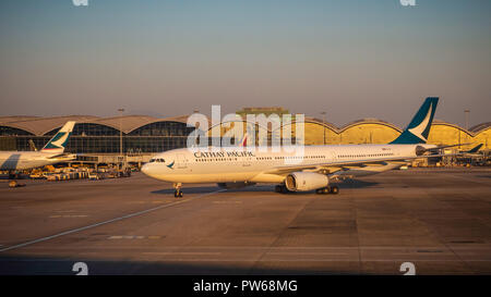 Boeing 777 de la compagnie aérienne Cathay Pacific sur la piste à l'Aéroport International de Hong Kong Banque D'Images