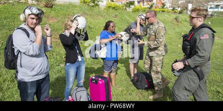 La DOMINIQUE (sept. 23, 2017) Aircrewman Naval (hélicoptère) 2e classe Parkinson Logan demande à des étudiants en médecine de l'Université de médecine de Ross sur l'usure de la protection de la tête crânienne avant leur évacuation de l'île de la Dominique à la suite de l'arrivée de l'Ouragan Maria. Le ministère de la Défense soutient l'Agence des États-Unis pour le développement international (USAID), le principal organisme fédéral, en aidant les personnes touchées par l'Ouragan Maria afin de minimiser la souffrance et est une composante de l'ensemble de l'intervention. Banque D'Images