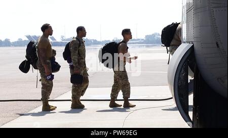 Les membres en service de la 2ème Communication conjointe Conseil de l'élément de soutien de la Garde nationale aérienne du Nevada un C-130 Hercules à la base aérienne MacDill, Floride, le 27 septembre 2017. Le 192e Escadron de transport aérien fournis palettes de fournitures de secours, et transporté les spécialistes des communications de commande de transport américain à San Juan, Puerto Rico à l'appui de l'Ouragan Maria les efforts de secours. Banque D'Images