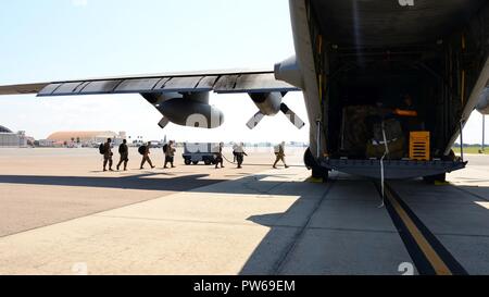 Les membres en service de la 2ème Communication conjointe Conseil de l'élément de soutien de la Garde nationale aérienne du Nevada un C-130 Hercules à la base aérienne MacDill, Floride, le 27 septembre 2017. Le 192e Escadron de transport aérien fournis palettes de fournitures de secours, et transporté les spécialistes des communications de commande de transport américain à San Juan, Puerto Rico à l'appui de l'Ouragan Maria les efforts de secours. Banque D'Images