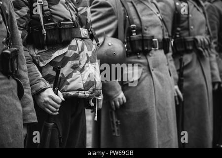 Close Up de munitions militaires allemands d'un soldat allemand. Des reconstitutions historiques non identifiés habillés en soldats allemands de la Seconde Guerre mondiale l'article. Photo dans Banque D'Images