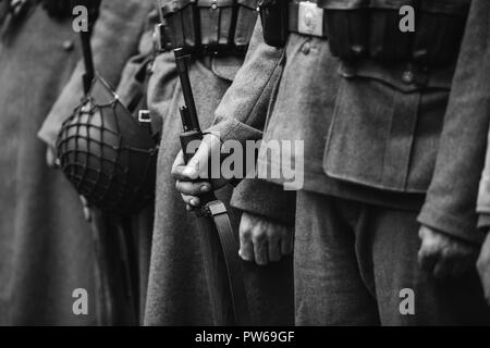 Close Up de munitions militaires allemands d'un soldat allemand. Des reconstitutions historiques non identifiés habillés en soldats allemands de la Seconde Guerre mondiale l'article. Photo dans Banque D'Images