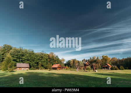 Réserve de biosphère de Berezinsky,, la Biélorussie. Biélorusse traditionnel Tourist Guest Houses en paysage d'automne. Lieu de repos et de l'éco-tourisme actif Banque D'Images