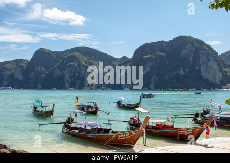 Bateaux Longtail à Koh phi phi Banque D'Images