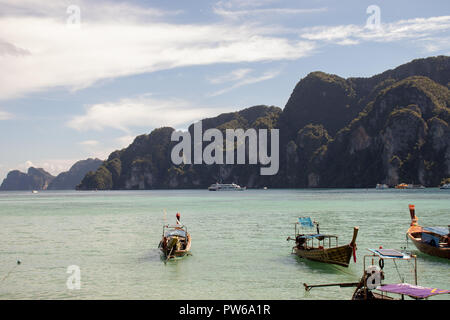 Bateaux Longtail à Koh phi phi Banque D'Images